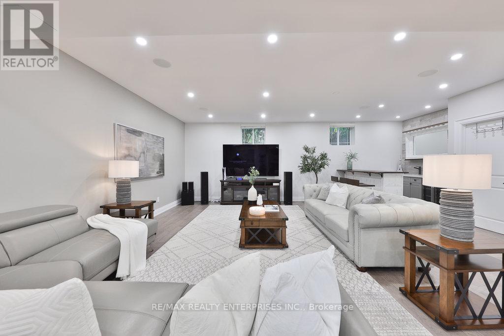 5047 Lakeshore Road, Burlington, ON - Indoor Photo Showing Living Room