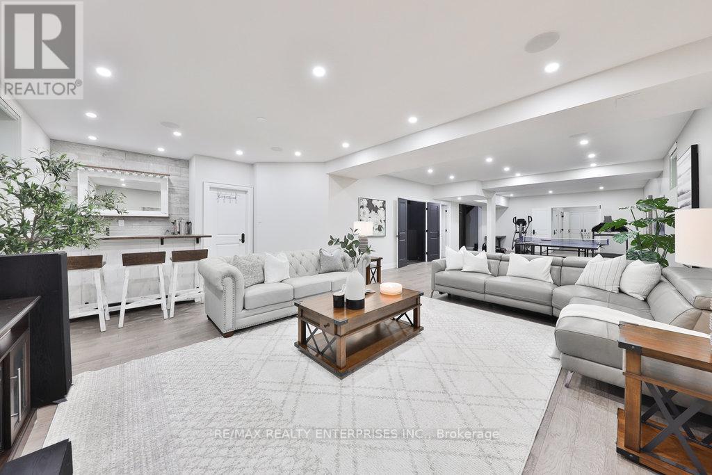 5047 Lakeshore Road, Burlington, ON - Indoor Photo Showing Living Room