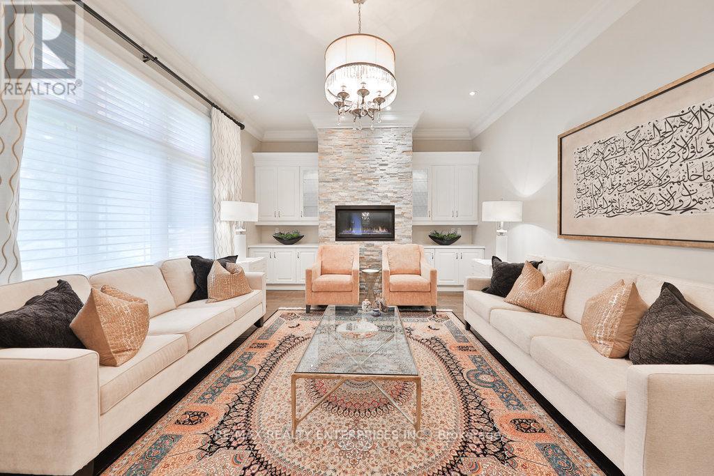 5047 Lakeshore Road, Burlington, ON - Indoor Photo Showing Living Room