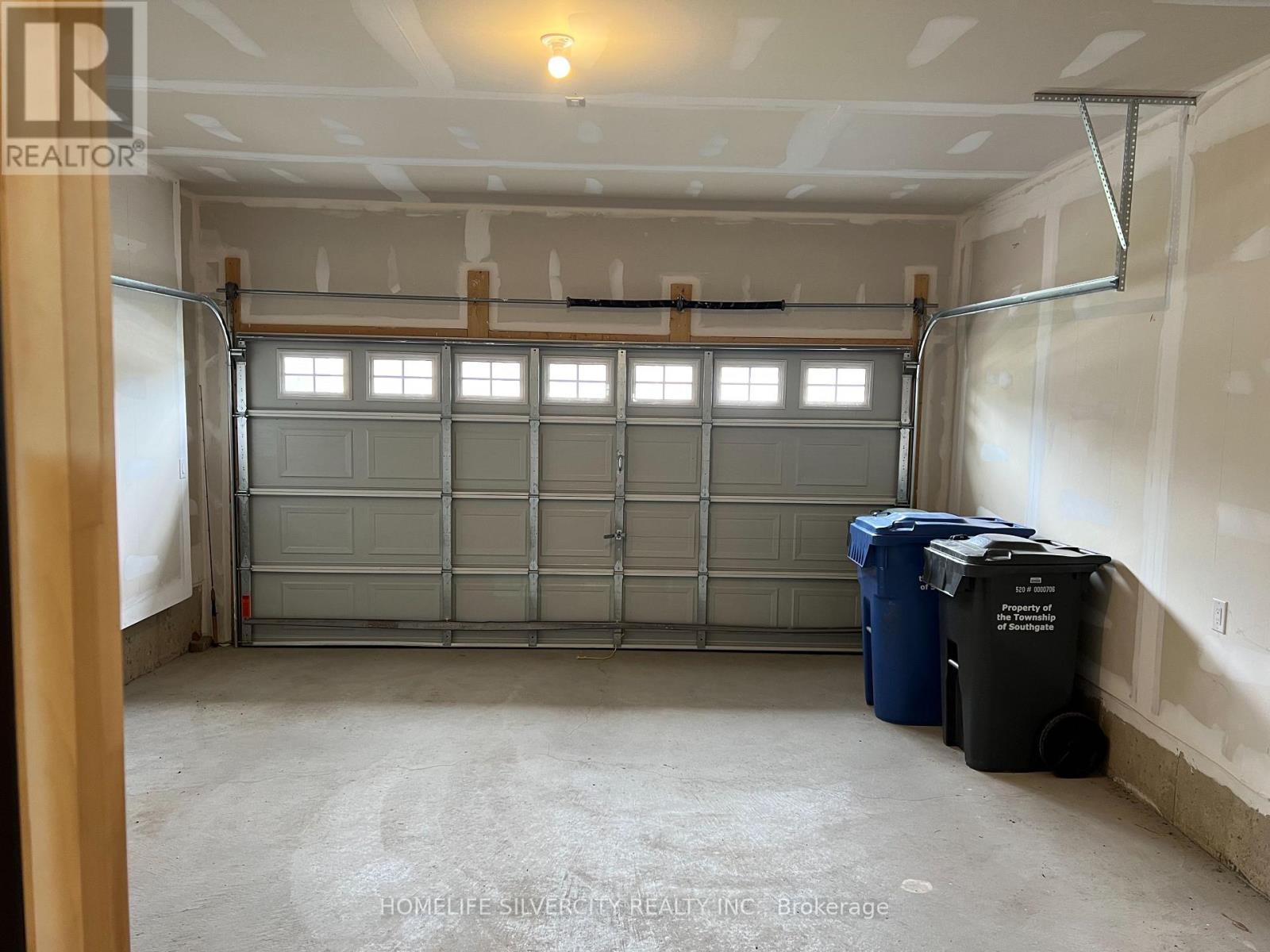 178 Seeley Avenue, Southgate, ON - Indoor Photo Showing Garage