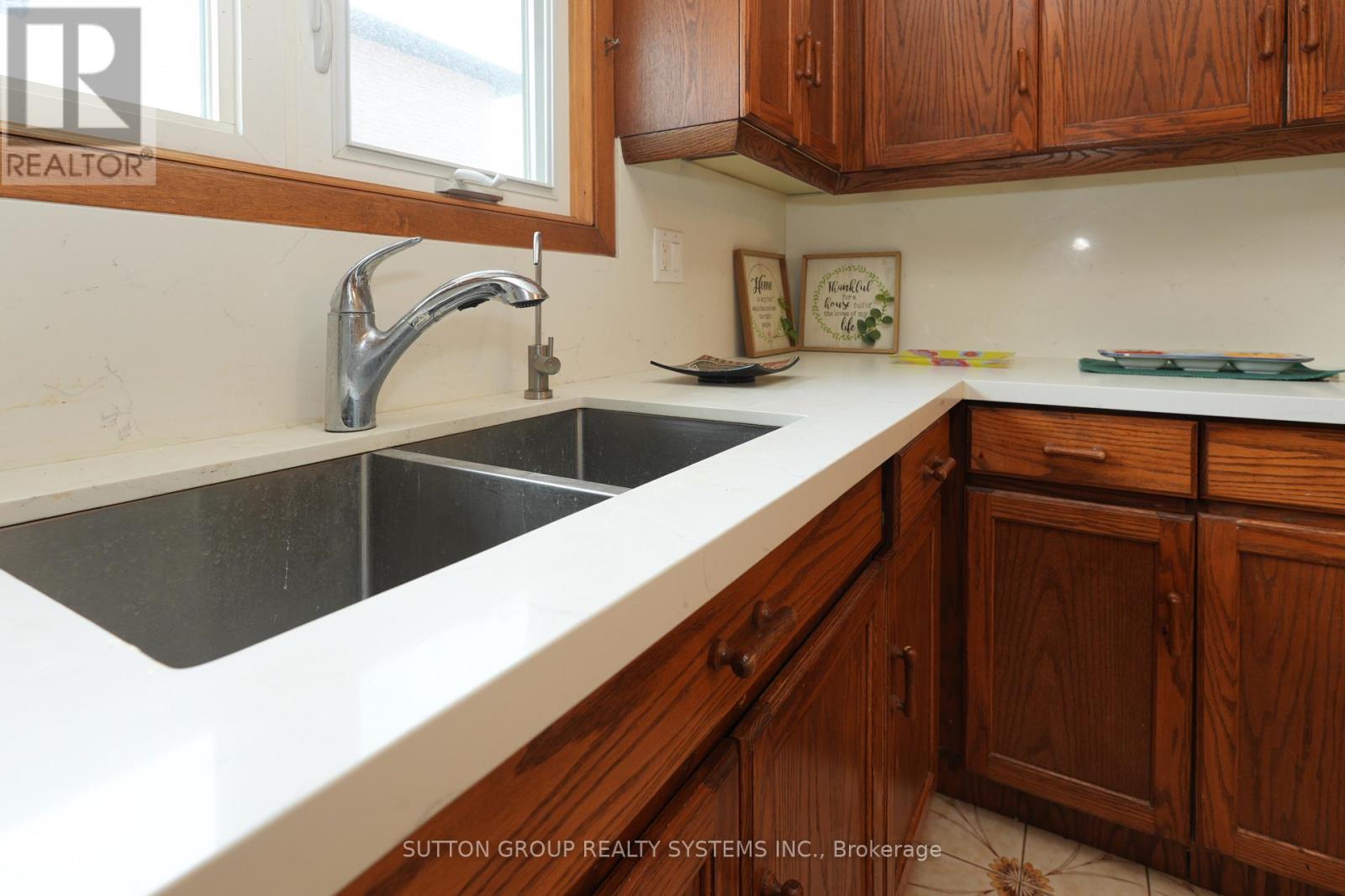 101 Henley Drive, Hamilton, ON - Indoor Photo Showing Kitchen With Double Sink