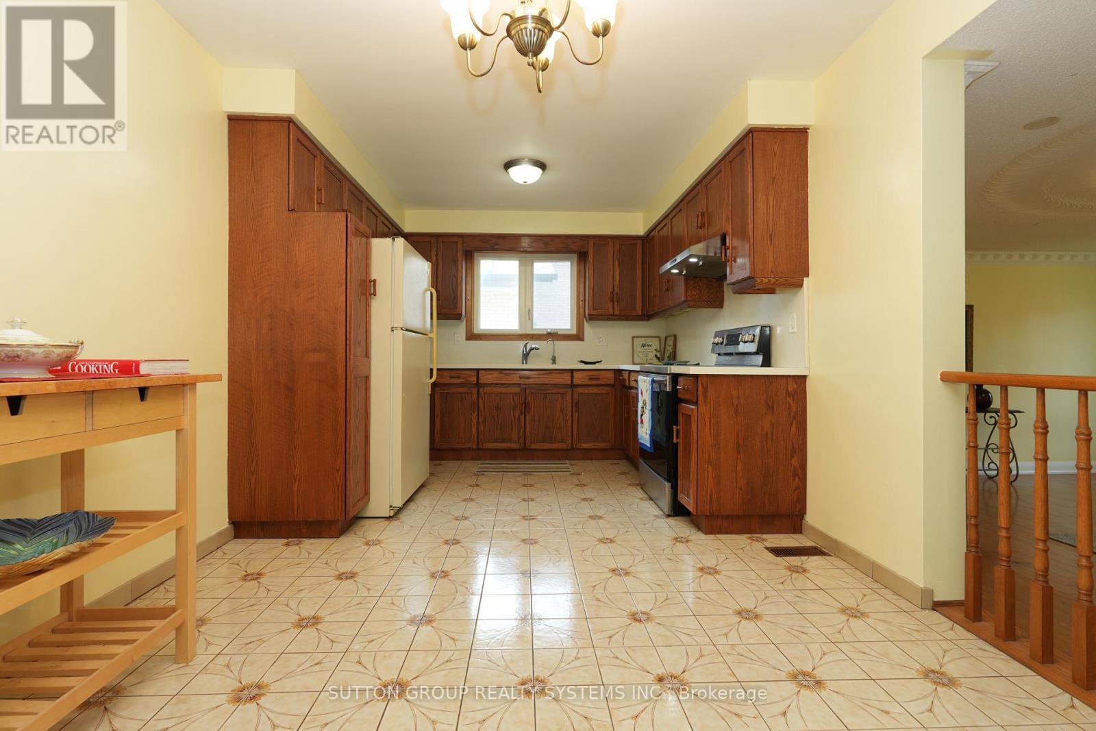 101 Henley Drive, Hamilton, ON - Indoor Photo Showing Kitchen