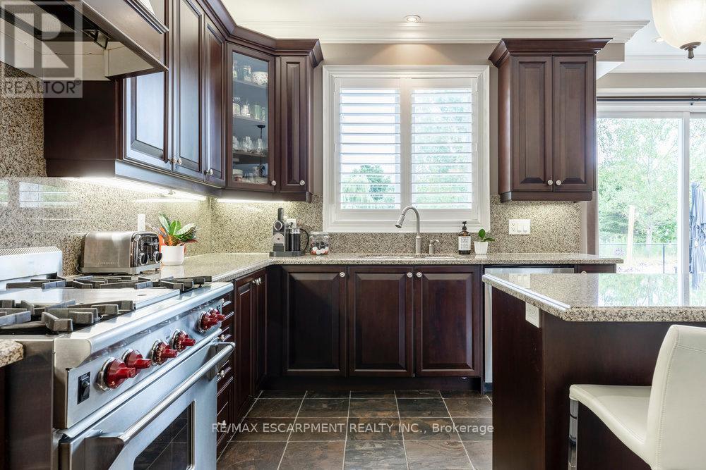 4212 Kane Crescent, Burlington, ON - Indoor Photo Showing Kitchen With Upgraded Kitchen