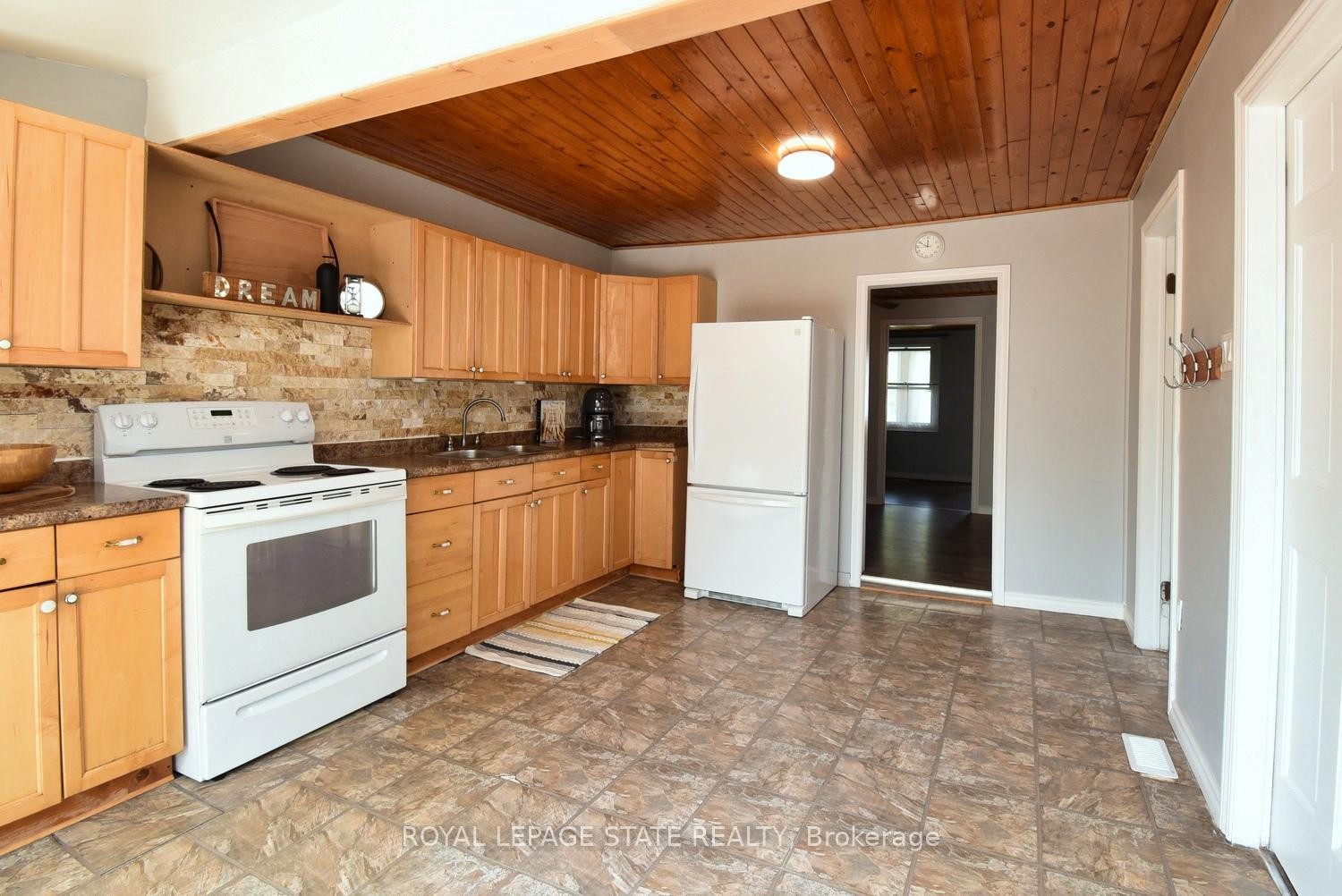120 Clara Street, Thorold, ON - Indoor Photo Showing Kitchen