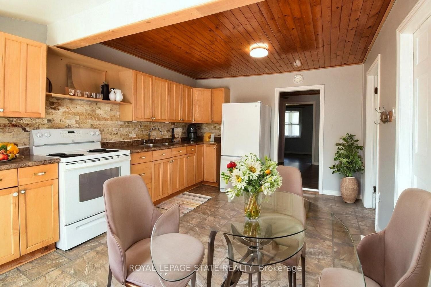 120 Clara Street, Thorold, ON - Indoor Photo Showing Kitchen