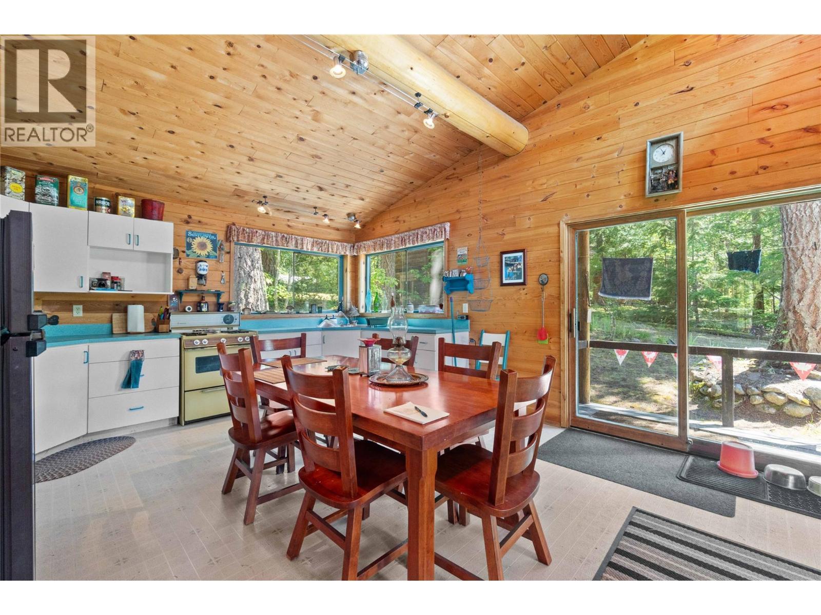 3 Queest N. Bay, Sicamous, BC - Indoor Photo Showing Dining Room