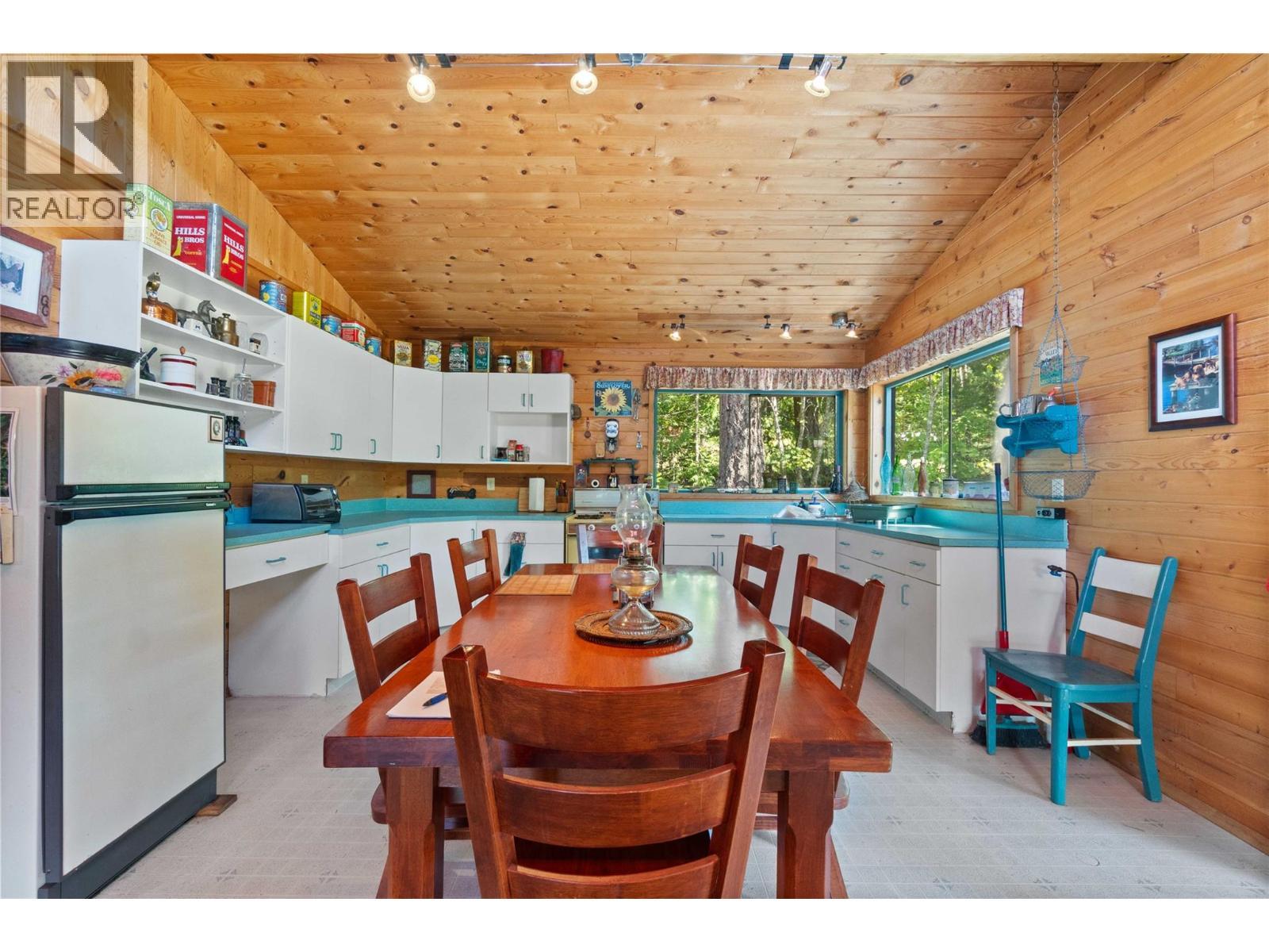 3 Queest N. Bay, Sicamous, BC - Indoor Photo Showing Dining Room