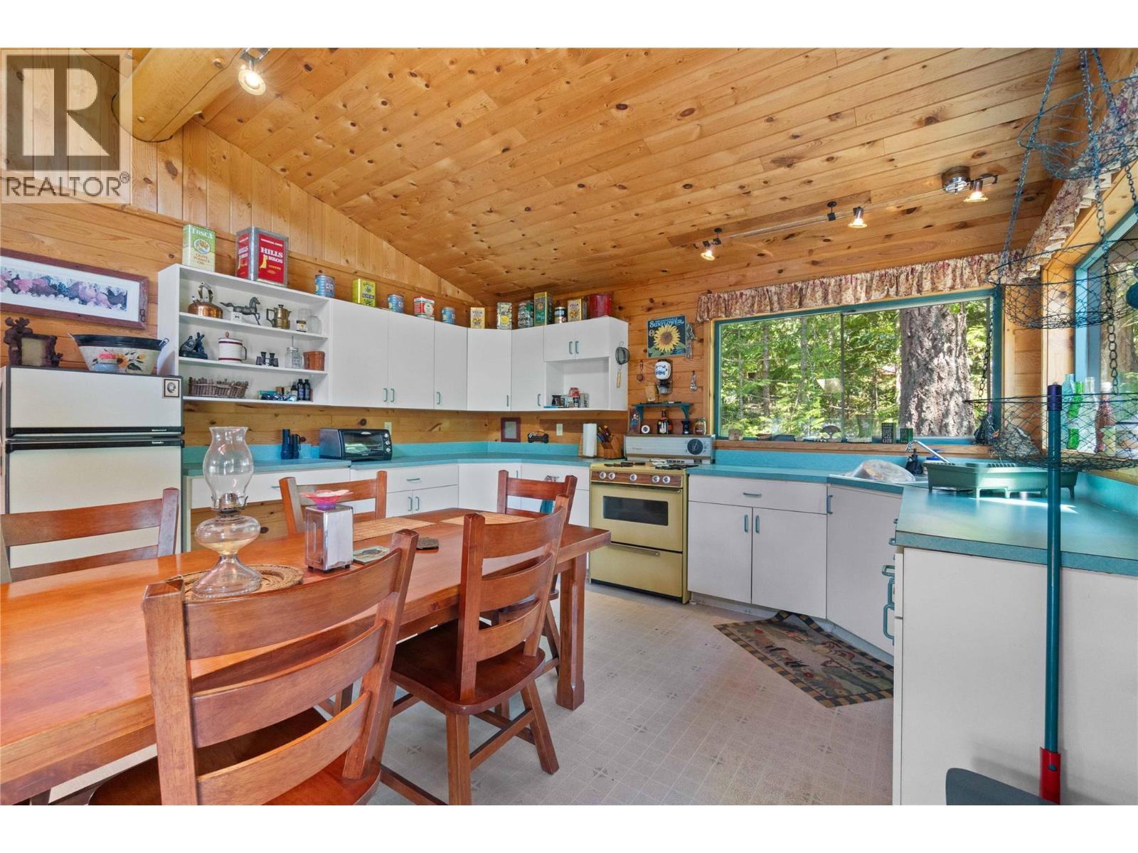 3 Queest N. Bay, Sicamous, BC - Indoor Photo Showing Other Room