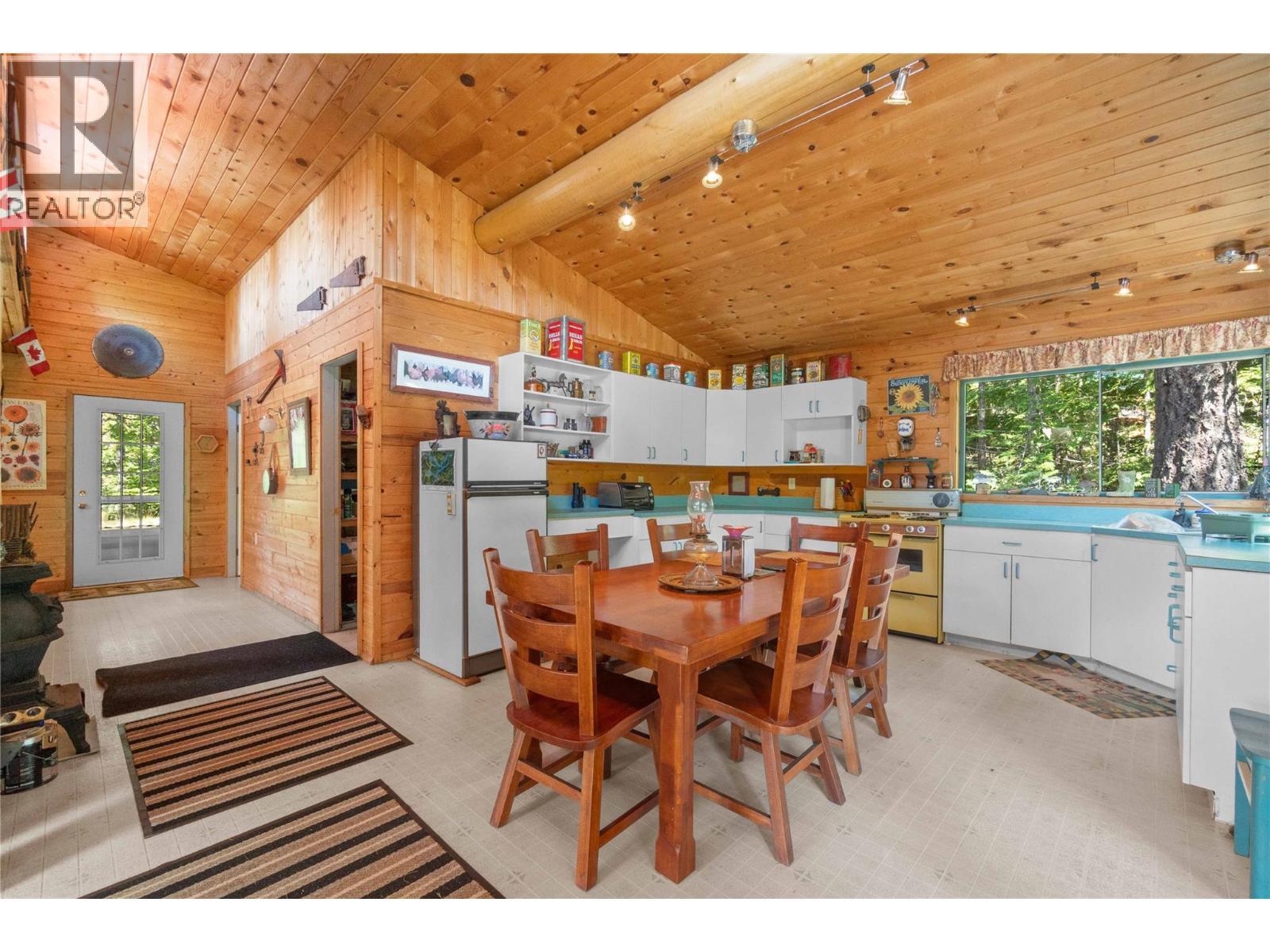 3 Queest N. Bay, Sicamous, BC - Indoor Photo Showing Dining Room