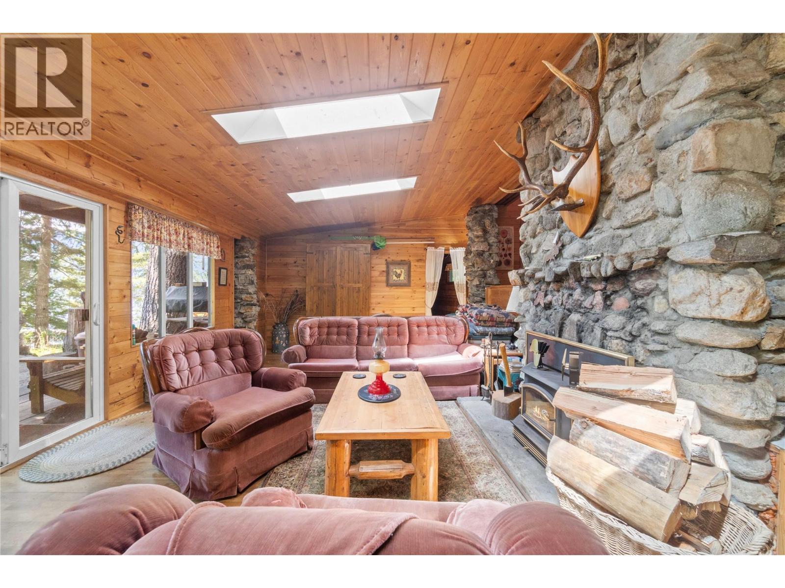3 Queest N. Bay, Sicamous, BC - Indoor Photo Showing Living Room