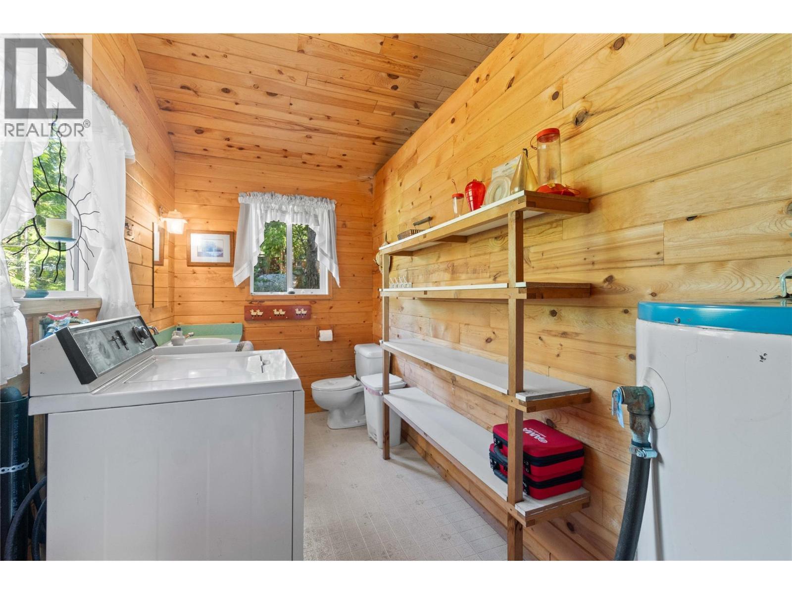 3 Queest N. Bay, Sicamous, BC - Indoor Photo Showing Laundry Room