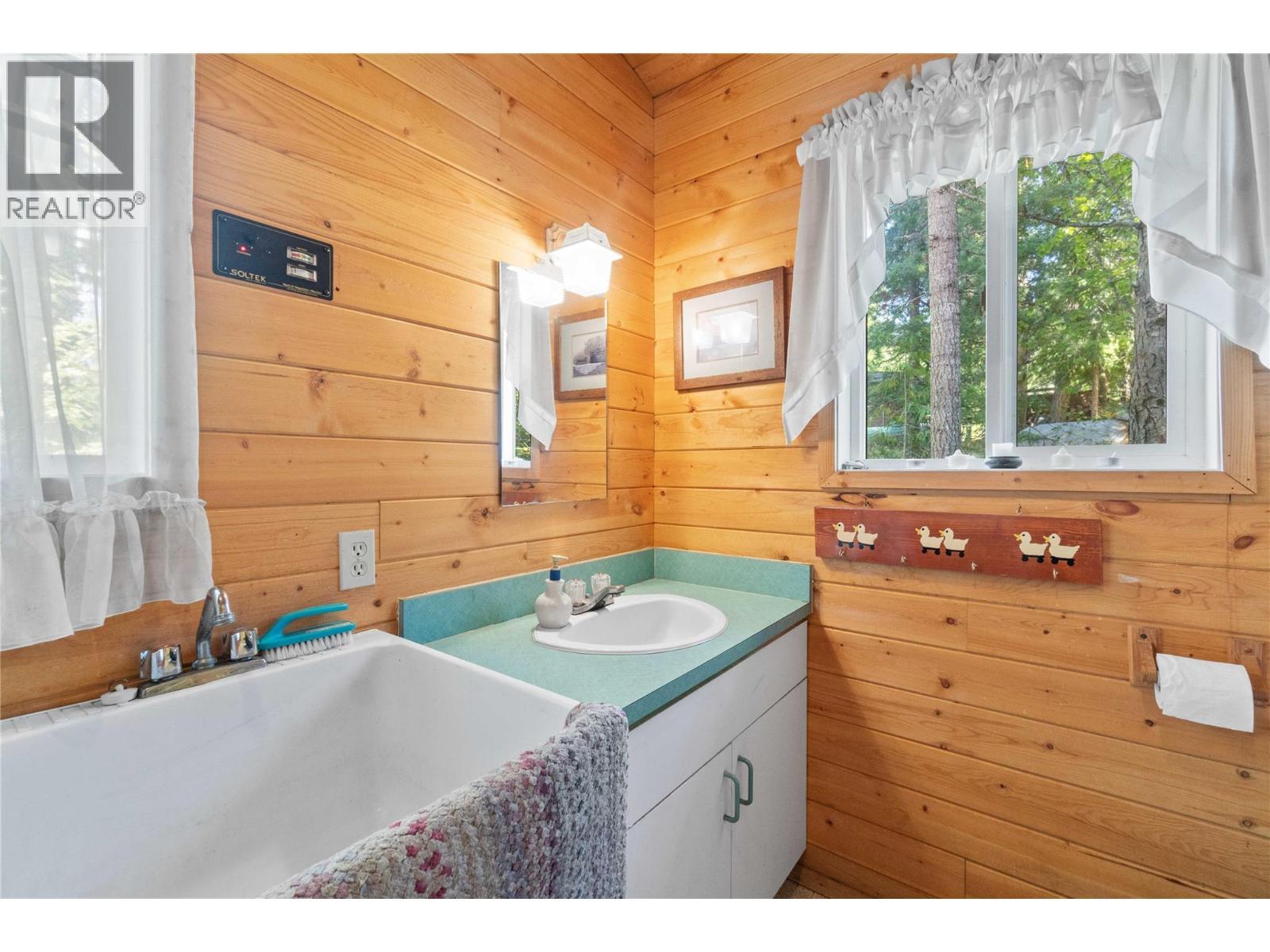 3 Queest N. Bay, Sicamous, BC - Indoor Photo Showing Bathroom