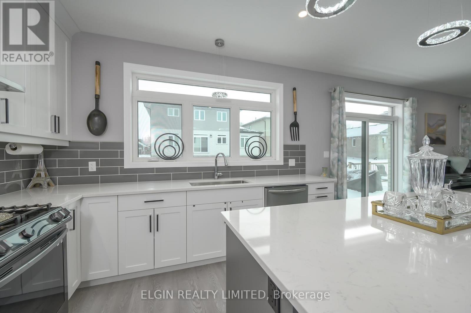 48 Snowy Owl Trail, Central Elgin, ON - Indoor Photo Showing Kitchen With Upgraded Kitchen