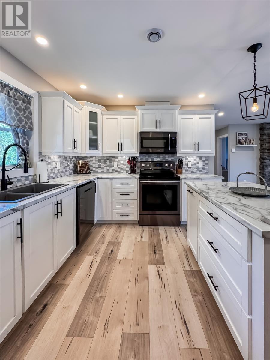 120 Pioneer Drive, Winterland, NL - Indoor Photo Showing Kitchen With Double Sink With Upgraded Kitchen