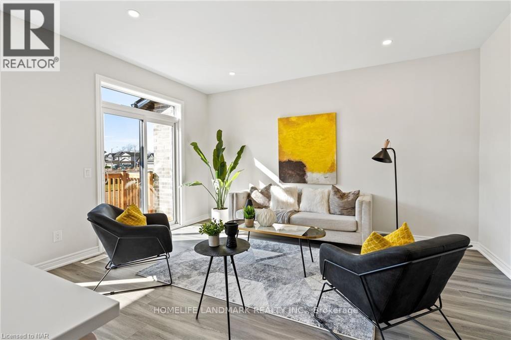 7129 Parsa Street, Niagara Falls, ON - Indoor Photo Showing Living Room