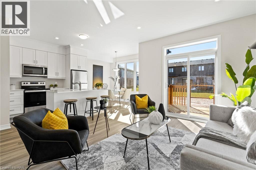 7129 Parsa Street, Niagara Falls, ON - Indoor Photo Showing Living Room