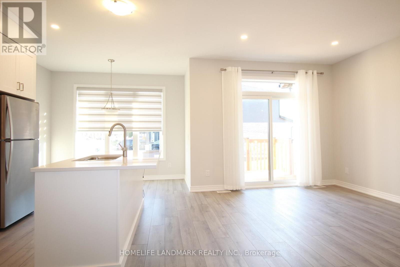 7129 Parsa Street, Niagara Falls, ON - Indoor Photo Showing Kitchen