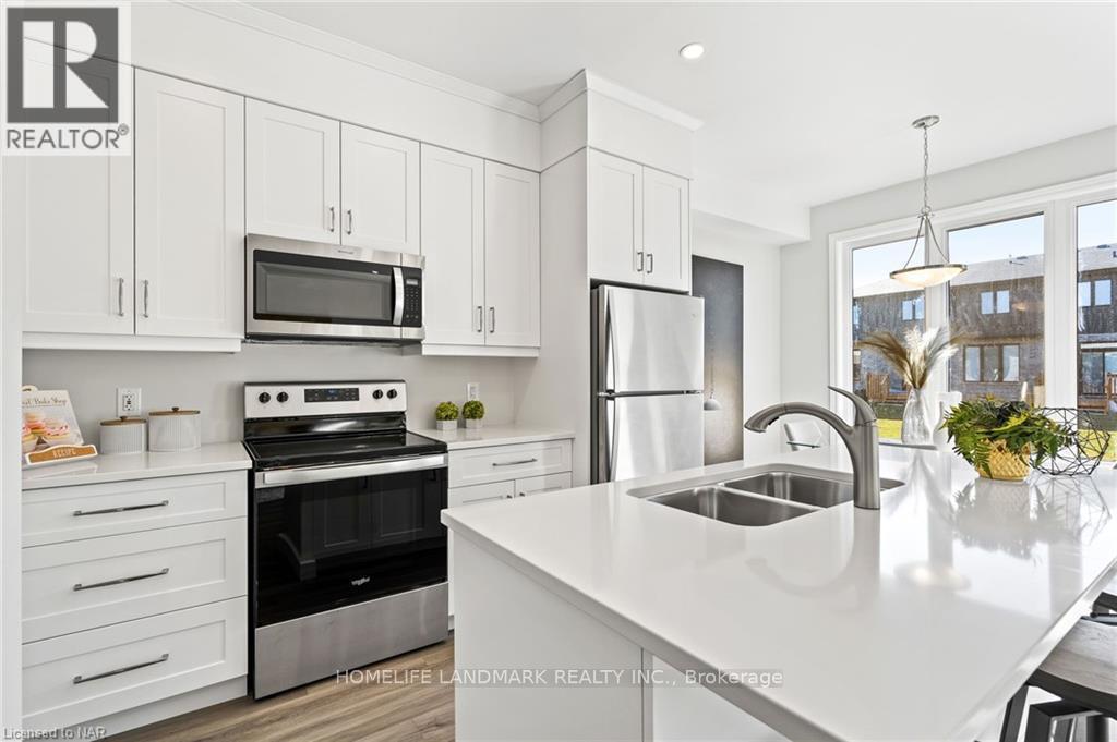 7129 Parsa Street, Niagara Falls, ON - Indoor Photo Showing Kitchen With Double Sink With Upgraded Kitchen