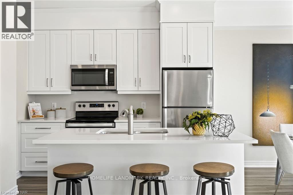 7129 Parsa Street, Niagara Falls, ON - Indoor Photo Showing Kitchen With Upgraded Kitchen