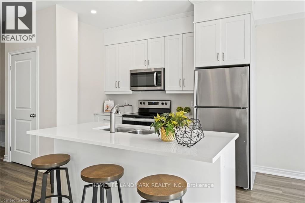 7129 Parsa Street, Niagara Falls, ON - Indoor Photo Showing Kitchen With Double Sink With Upgraded Kitchen