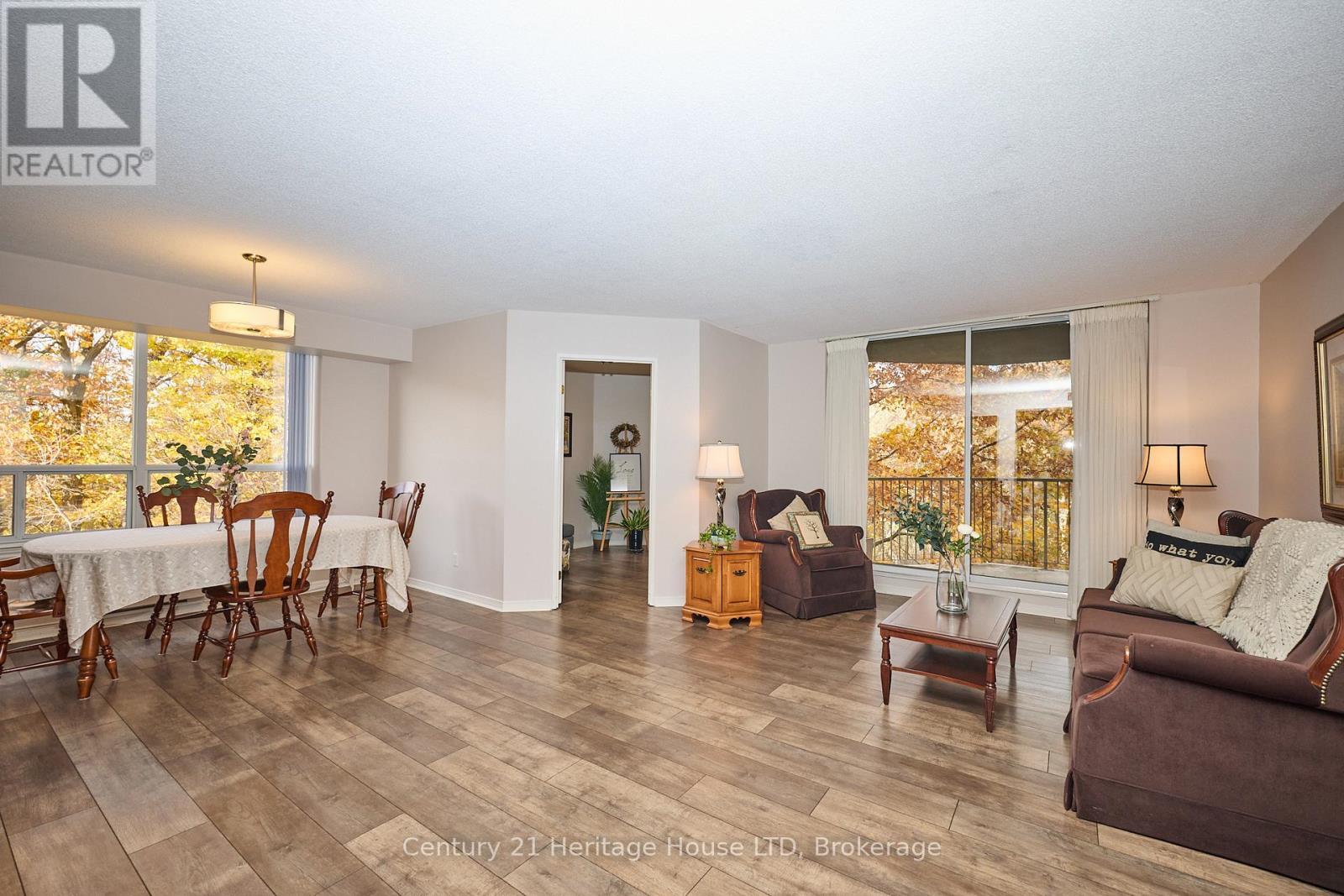 Bright and Sunny layout - 317 - 8111 Forest Glen Drive, Niagara Falls (Mt. Carmel), ON - Indoor Photo Showing Living Room