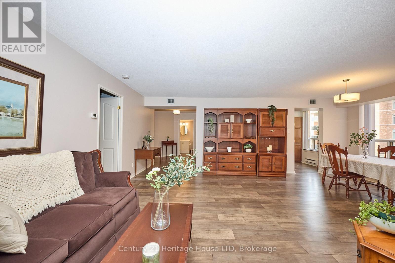 Bright and Sunny layout - 317 - 8111 Forest Glen Drive, Niagara Falls (Mt. Carmel), ON - Indoor Photo Showing Living Room