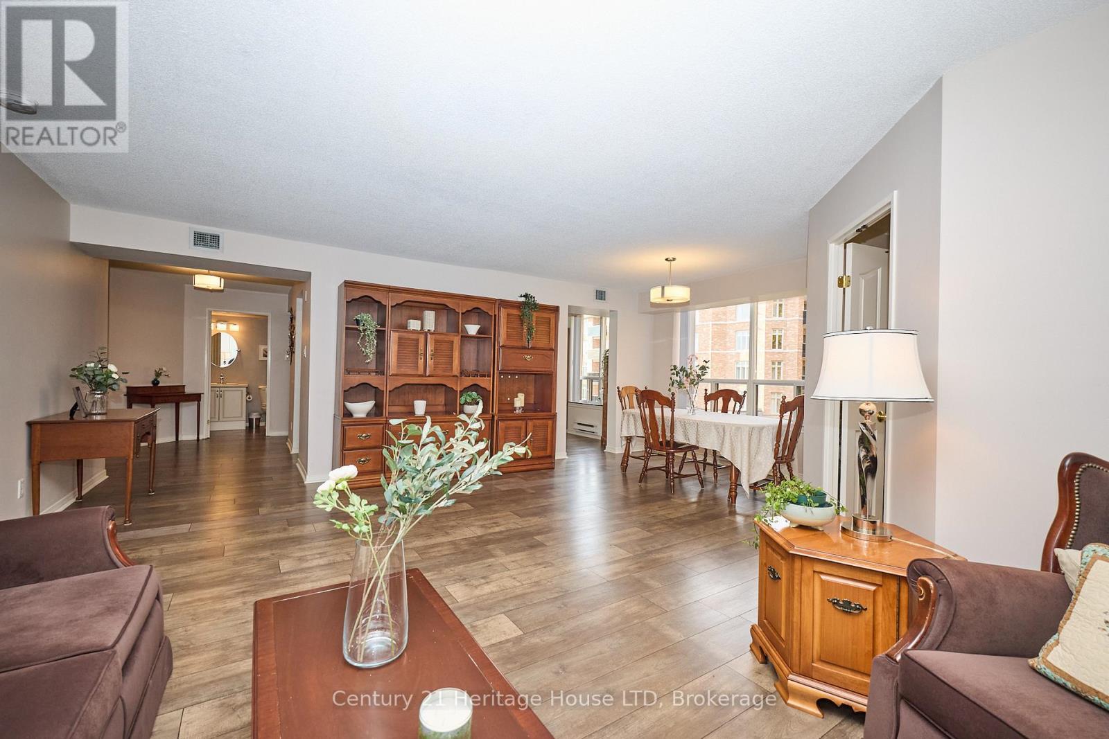 Bright and Sunny layout - 317 - 8111 Forest Glen Drive, Niagara Falls (Mt. Carmel), ON - Indoor Photo Showing Living Room