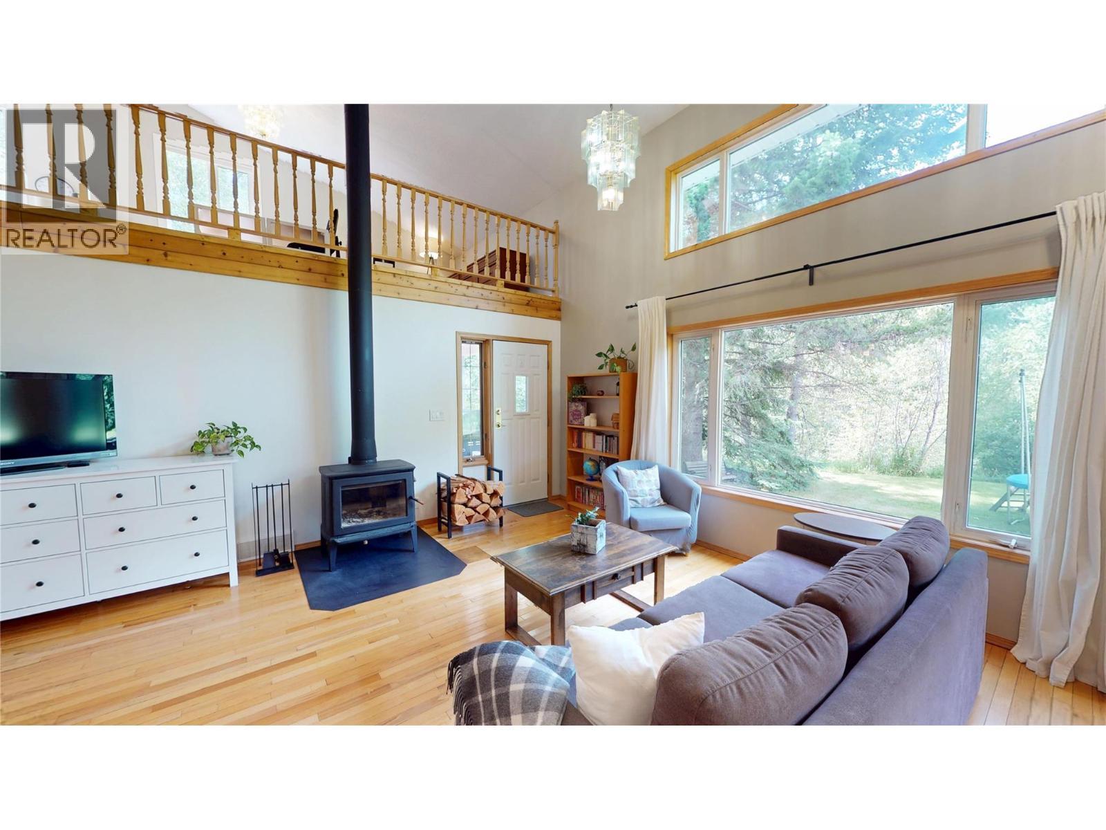 7392 8Th Avenue, Hosmer, BC - Indoor Photo Showing Living Room