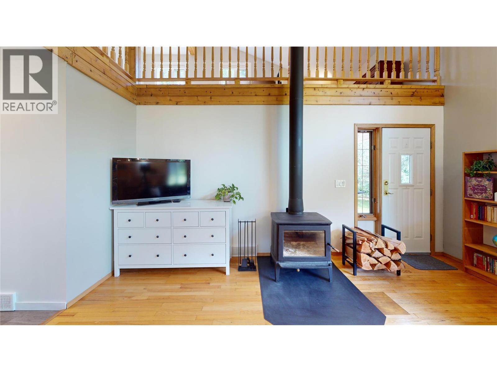 7392 8Th Avenue, Hosmer, BC - Indoor