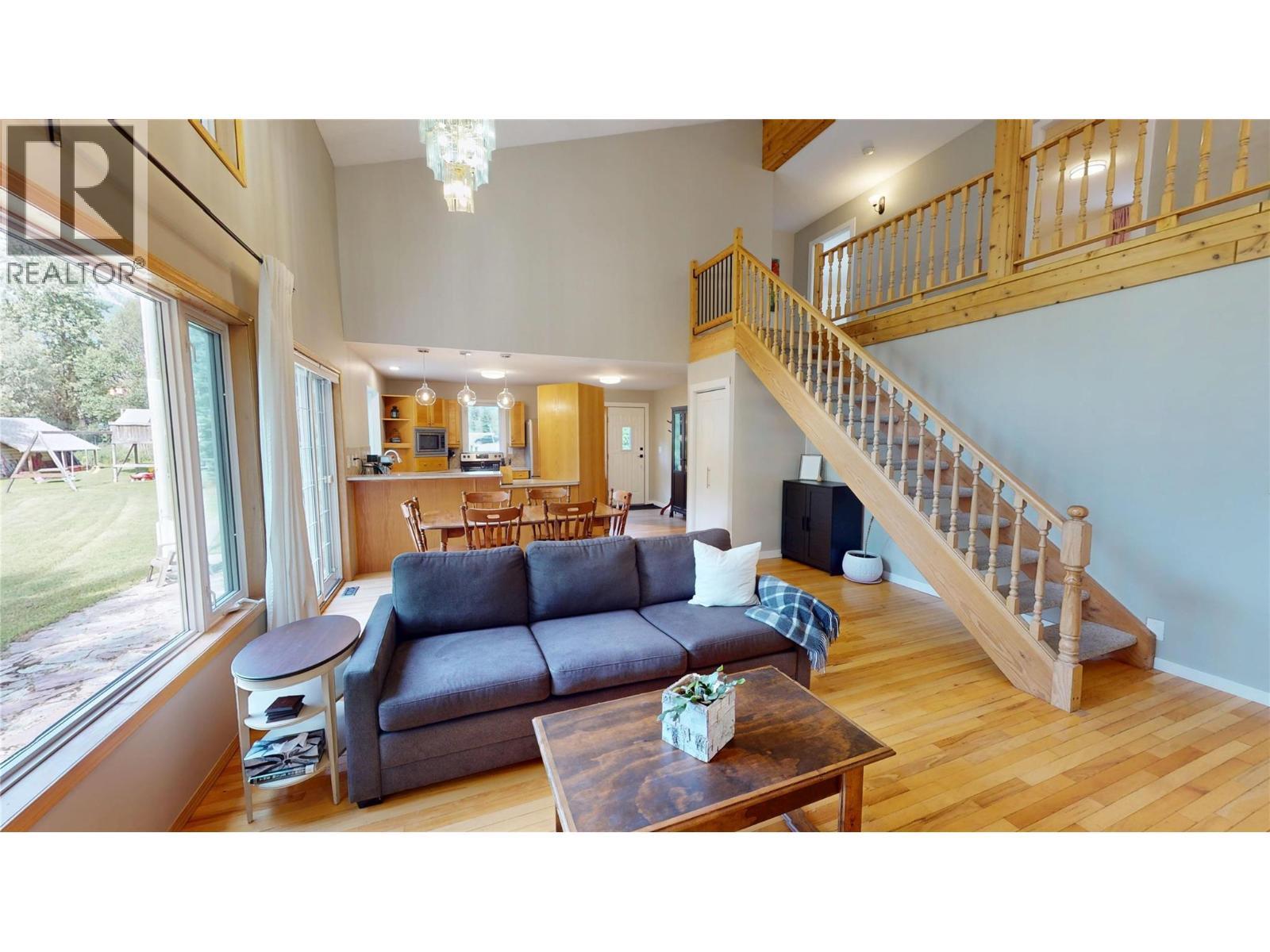 7392 8Th Avenue, Hosmer, BC - Indoor Photo Showing Living Room