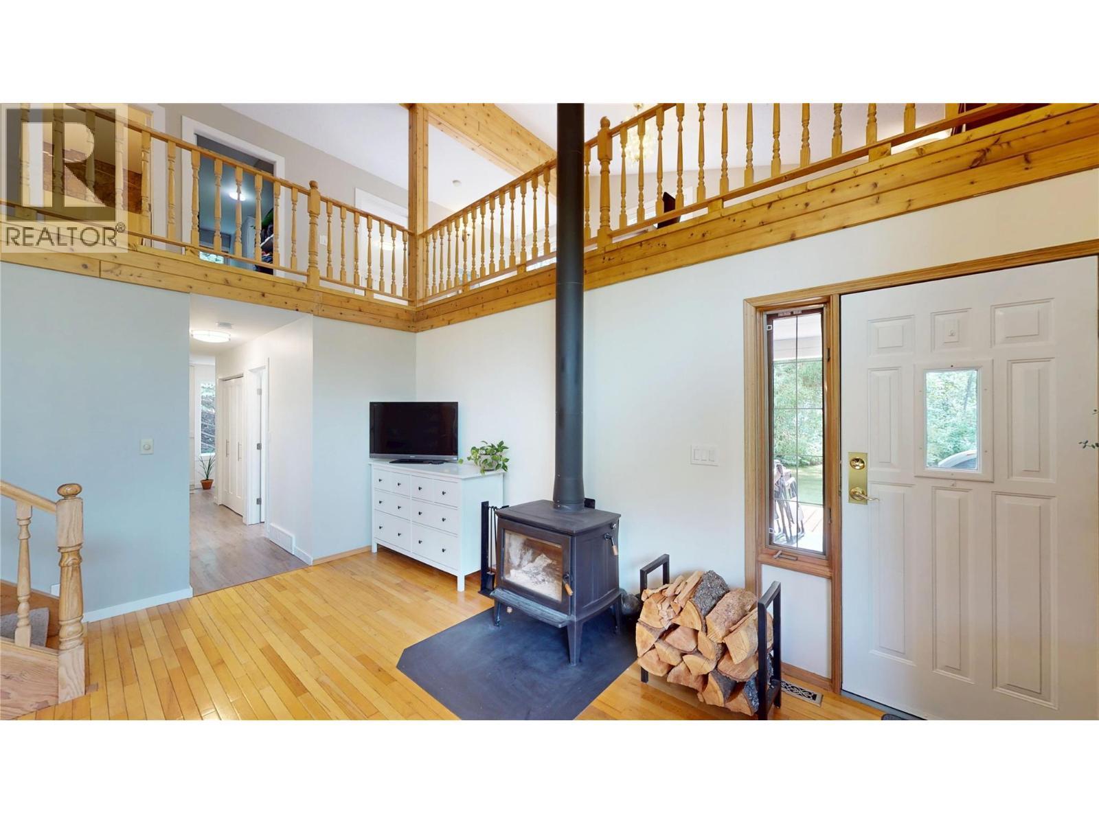 7392 8Th Avenue, Hosmer, BC - Indoor With Fireplace