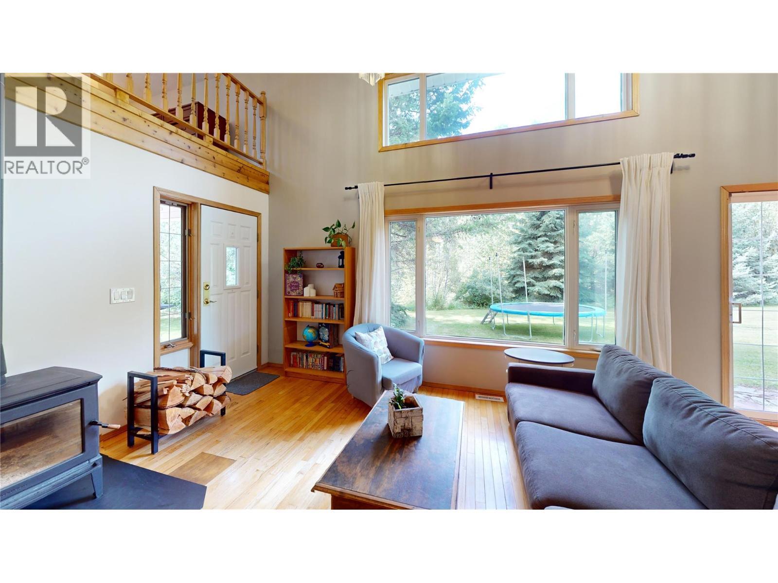 7392 8Th Avenue, Hosmer, BC - Indoor Photo Showing Living Room
