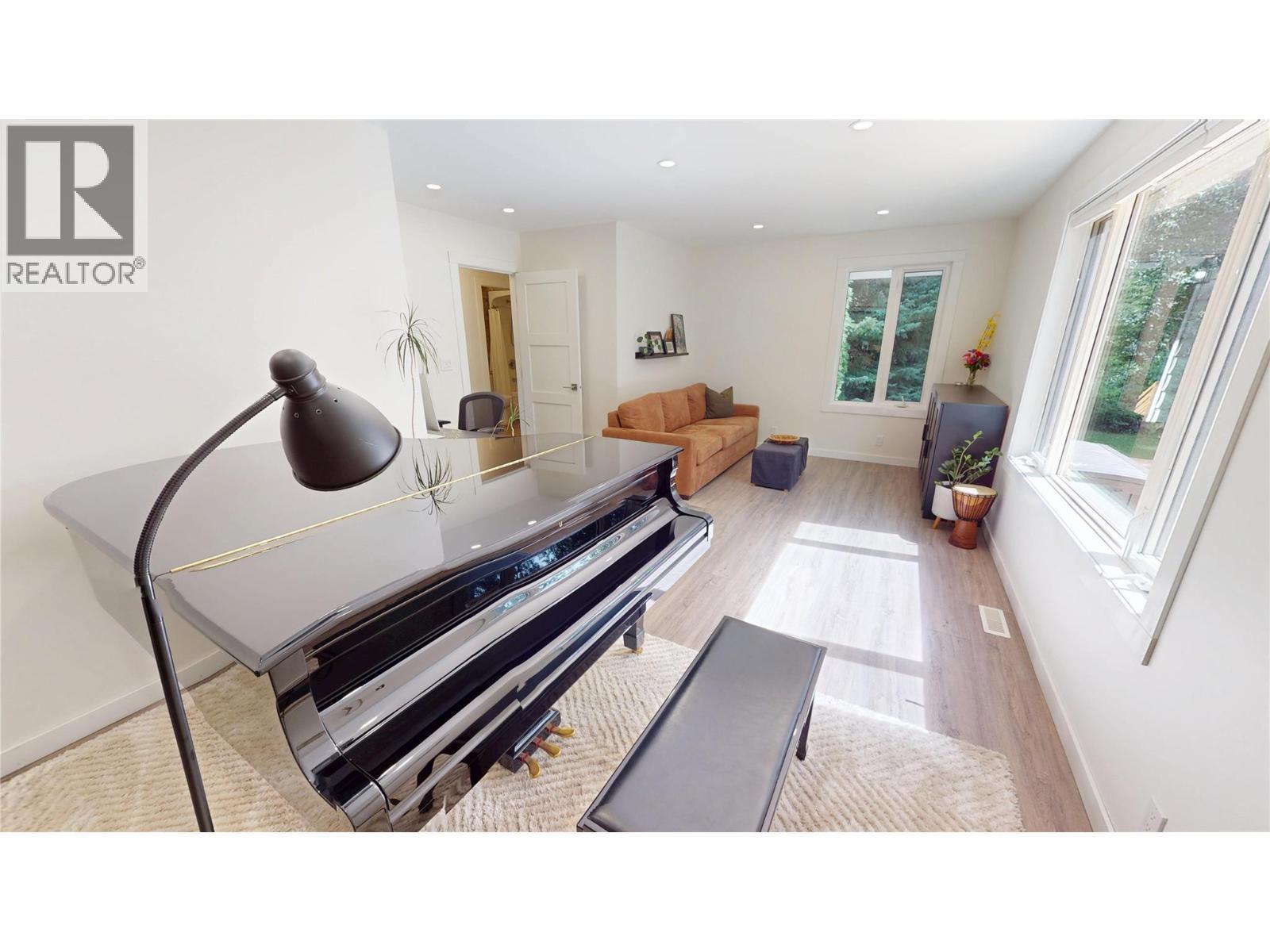 7392 8Th Avenue, Hosmer, BC - Indoor