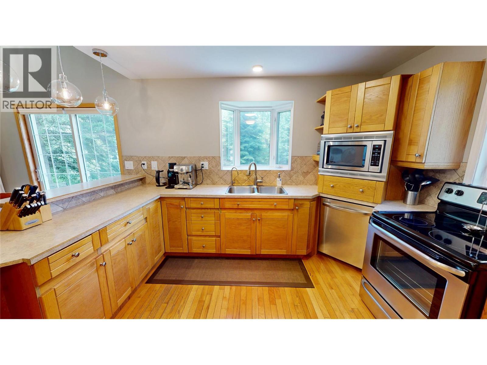 7392 8Th Avenue, Hosmer, BC - Indoor Photo Showing Kitchen With Double Sink
