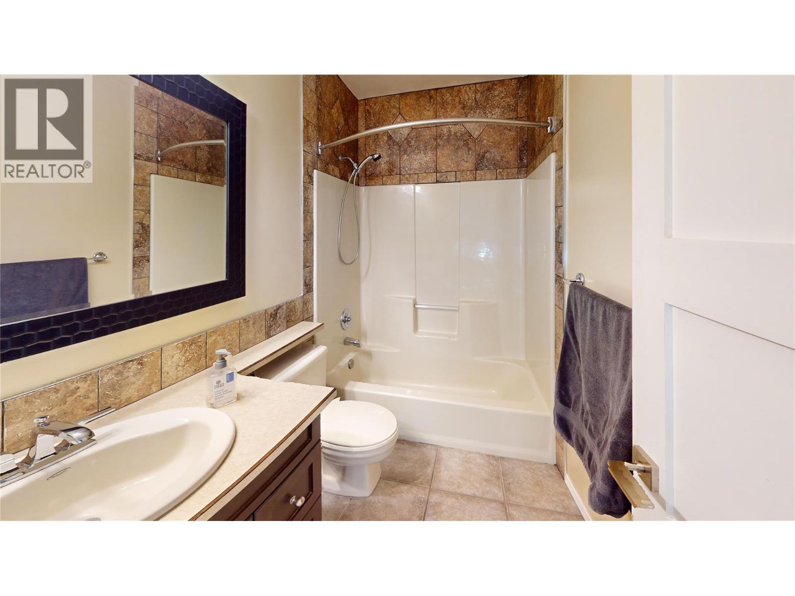 7392 8Th Avenue, Hosmer, BC - Indoor Photo Showing Bathroom