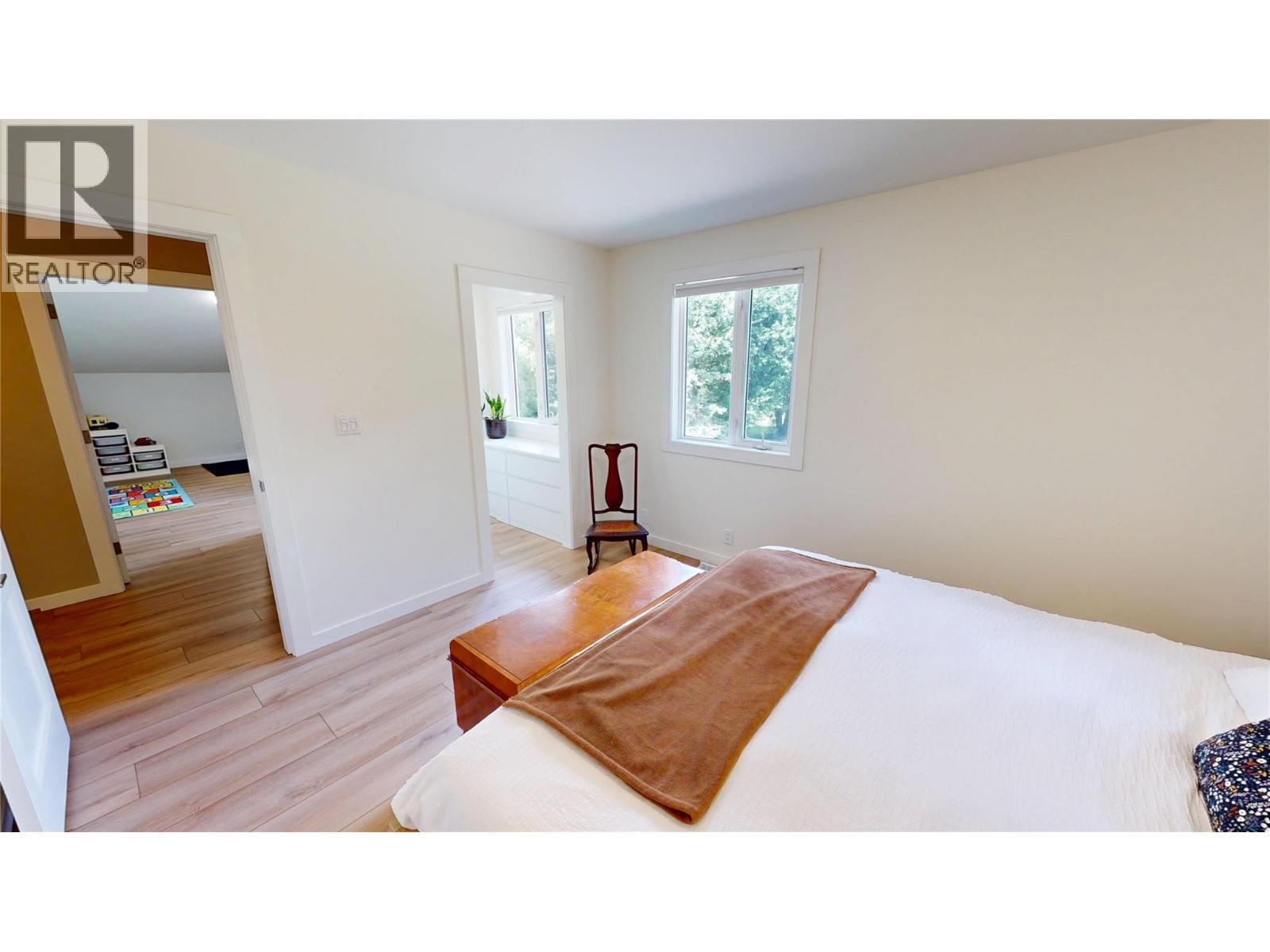 7392 8Th Avenue, Hosmer, BC - Indoor Photo Showing Bedroom