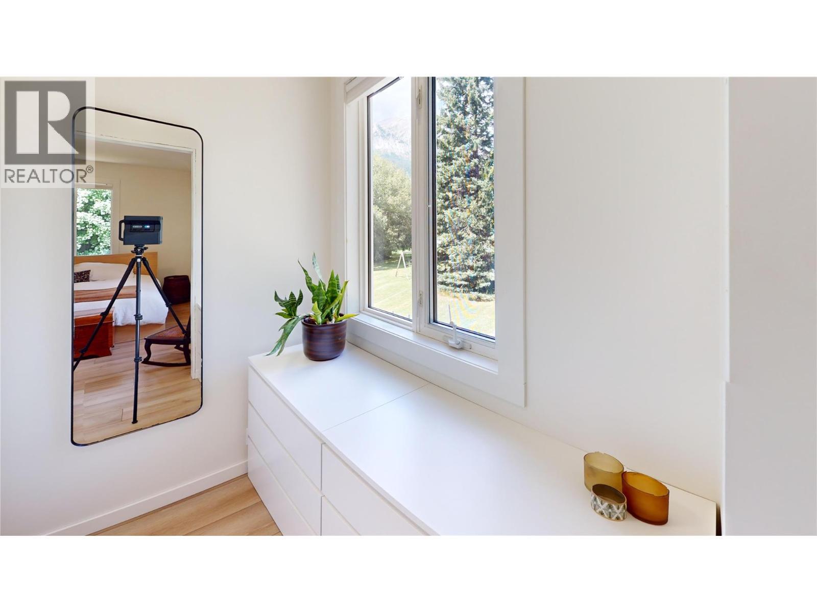 7392 8Th Avenue, Hosmer, BC - Indoor