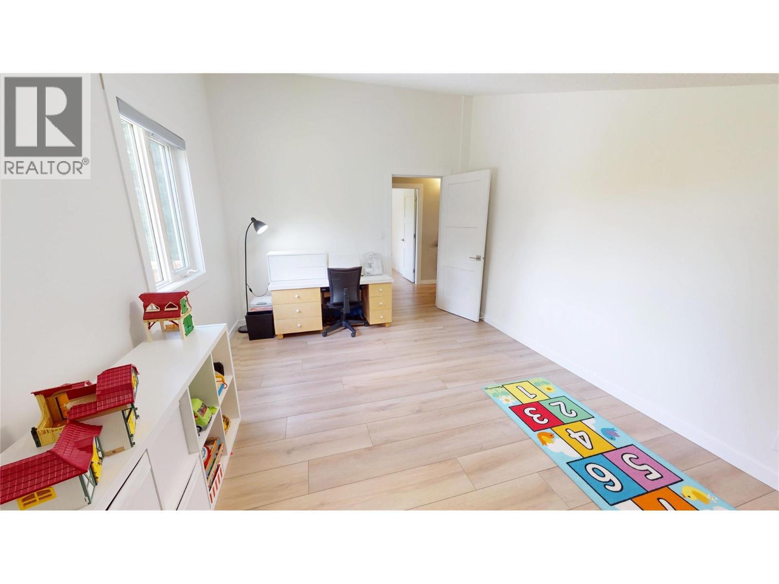 7392 8Th Avenue, Hosmer, BC - Indoor Photo Showing Other Room