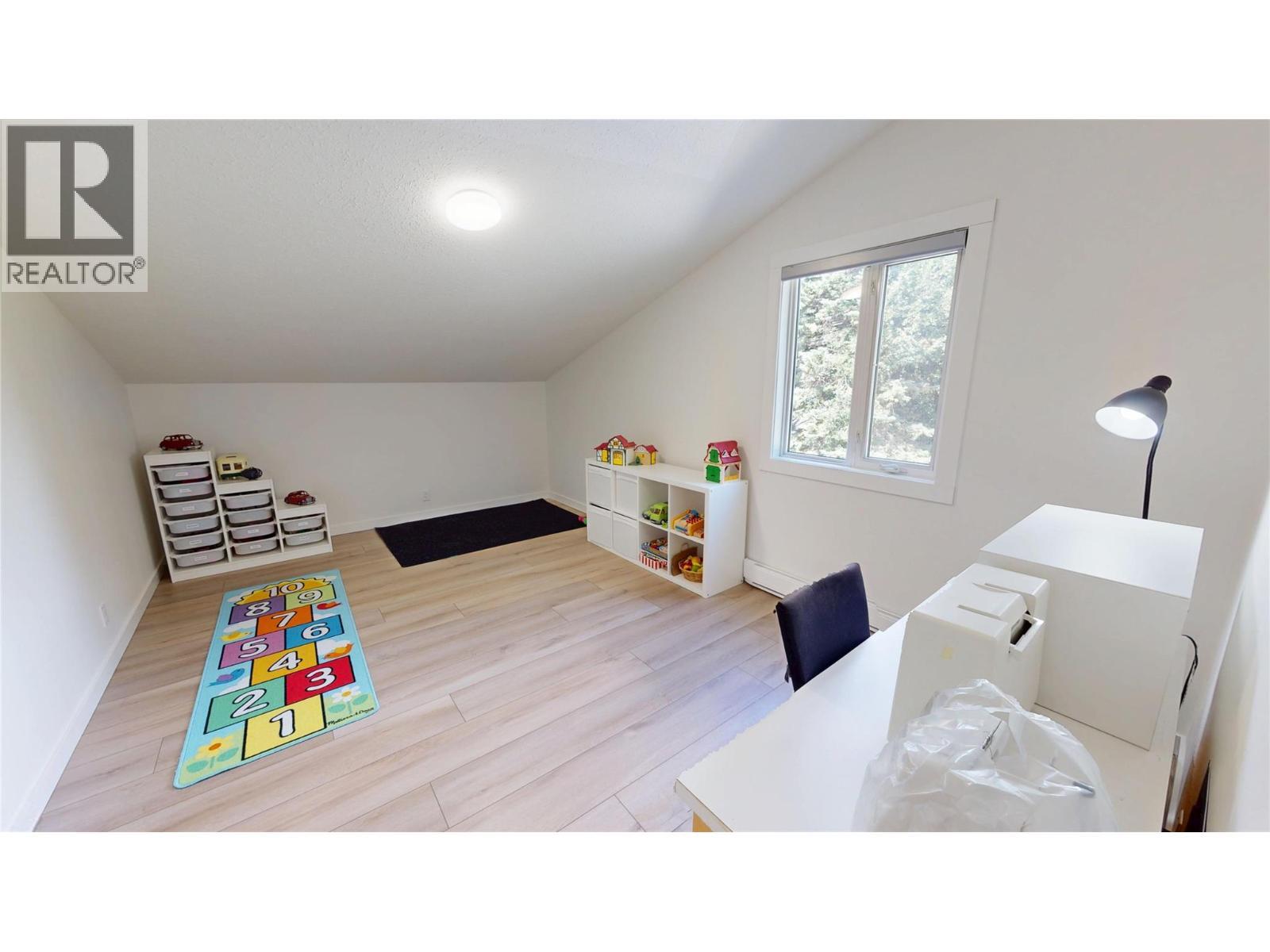 7392 8Th Avenue, Hosmer, BC - Indoor