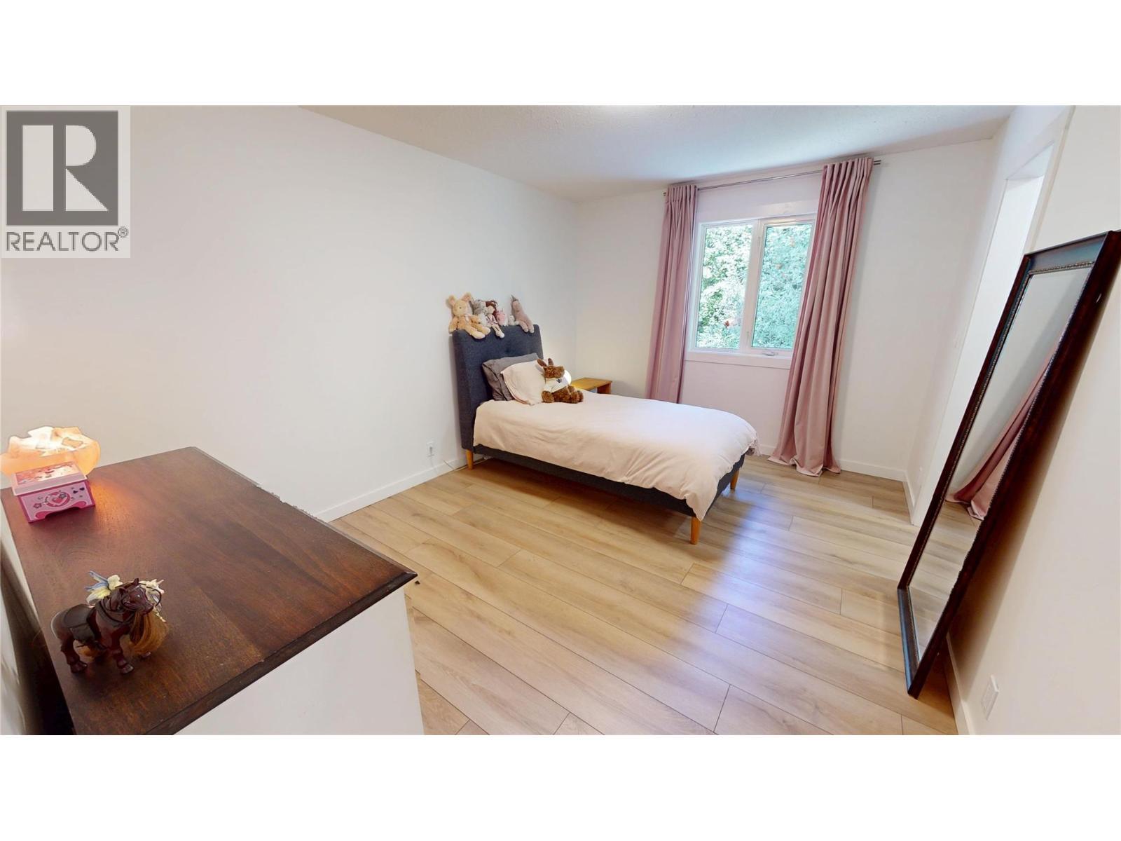 7392 8Th Avenue, Hosmer, BC - Indoor Photo Showing Bedroom