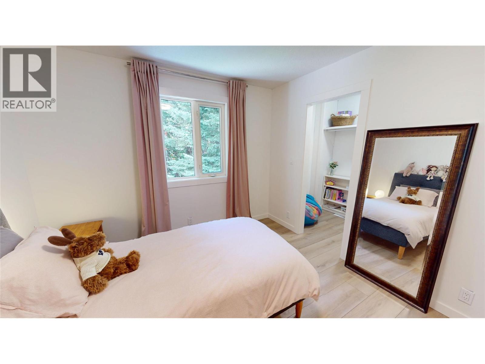 7392 8Th Avenue, Hosmer, BC - Indoor Photo Showing Bedroom