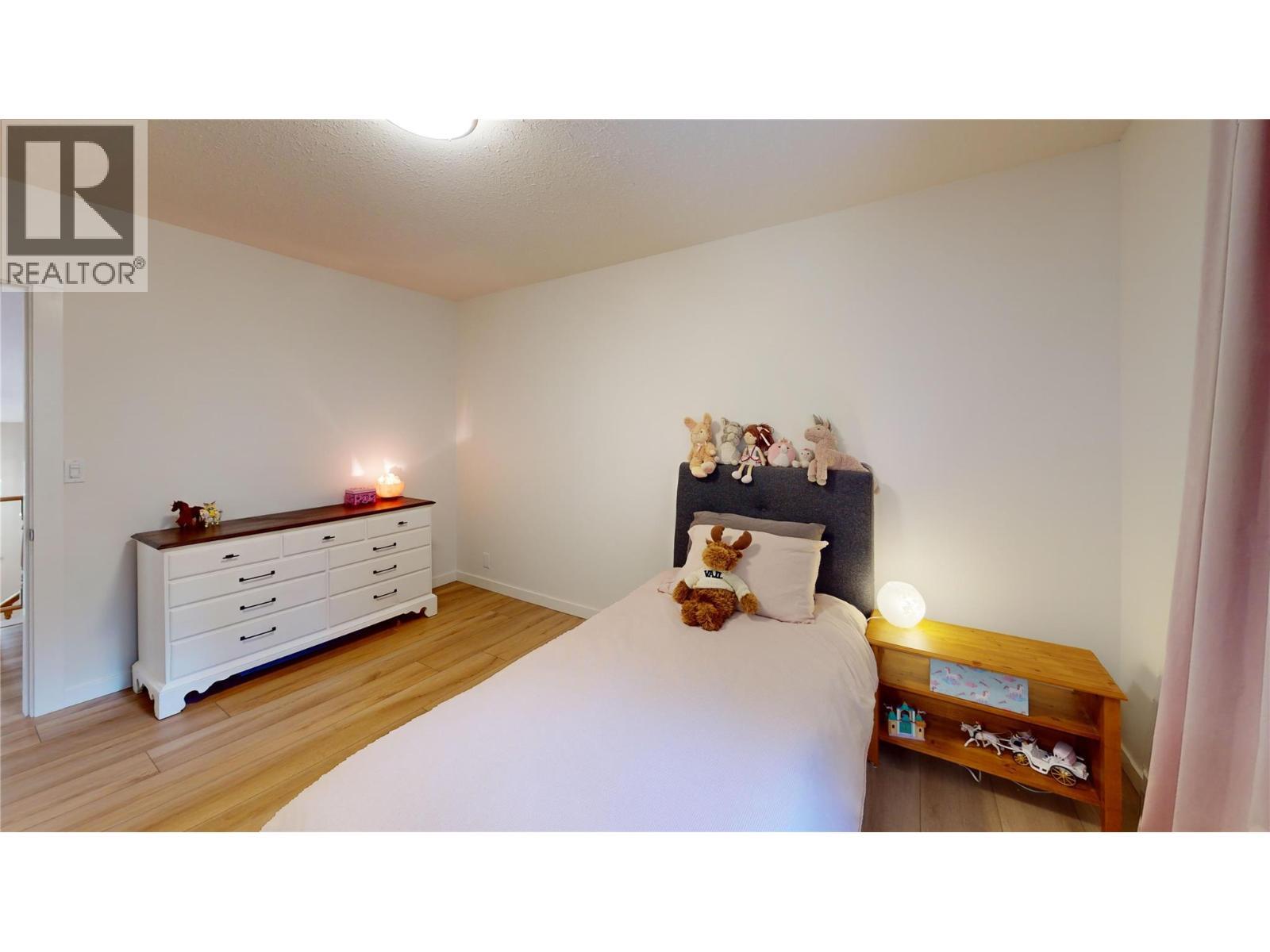 7392 8Th Avenue, Hosmer, BC - Indoor Photo Showing Bedroom