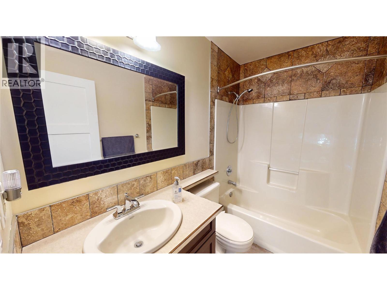 7392 8Th Avenue, Hosmer, BC - Indoor Photo Showing Bathroom
