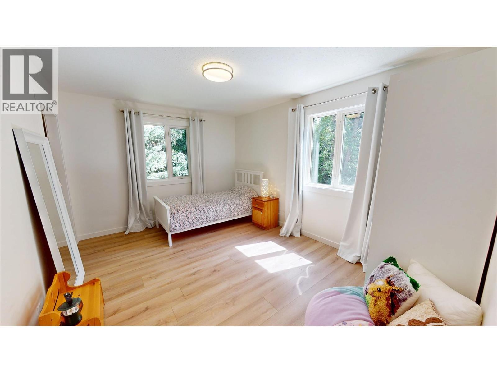 7392 8Th Avenue, Hosmer, BC - Indoor Photo Showing Bedroom