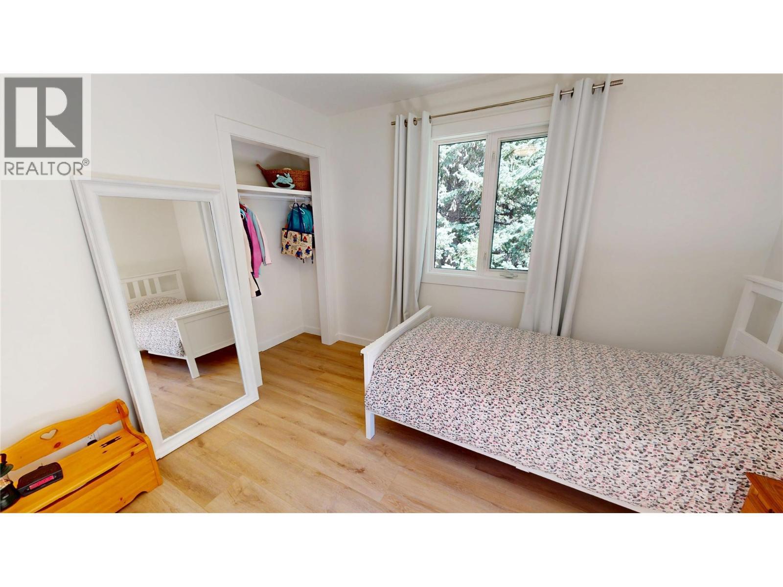 7392 8Th Avenue, Hosmer, BC - Indoor Photo Showing Bedroom