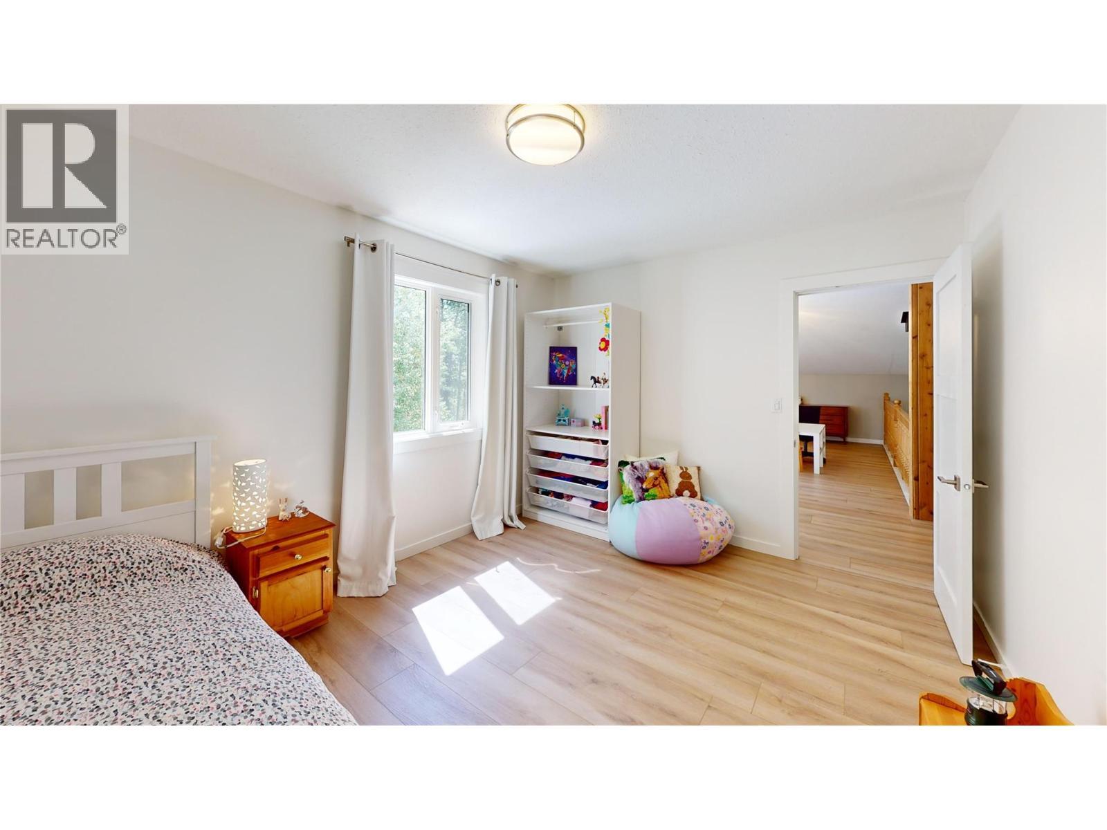 7392 8Th Avenue, Hosmer, BC - Indoor Photo Showing Bedroom