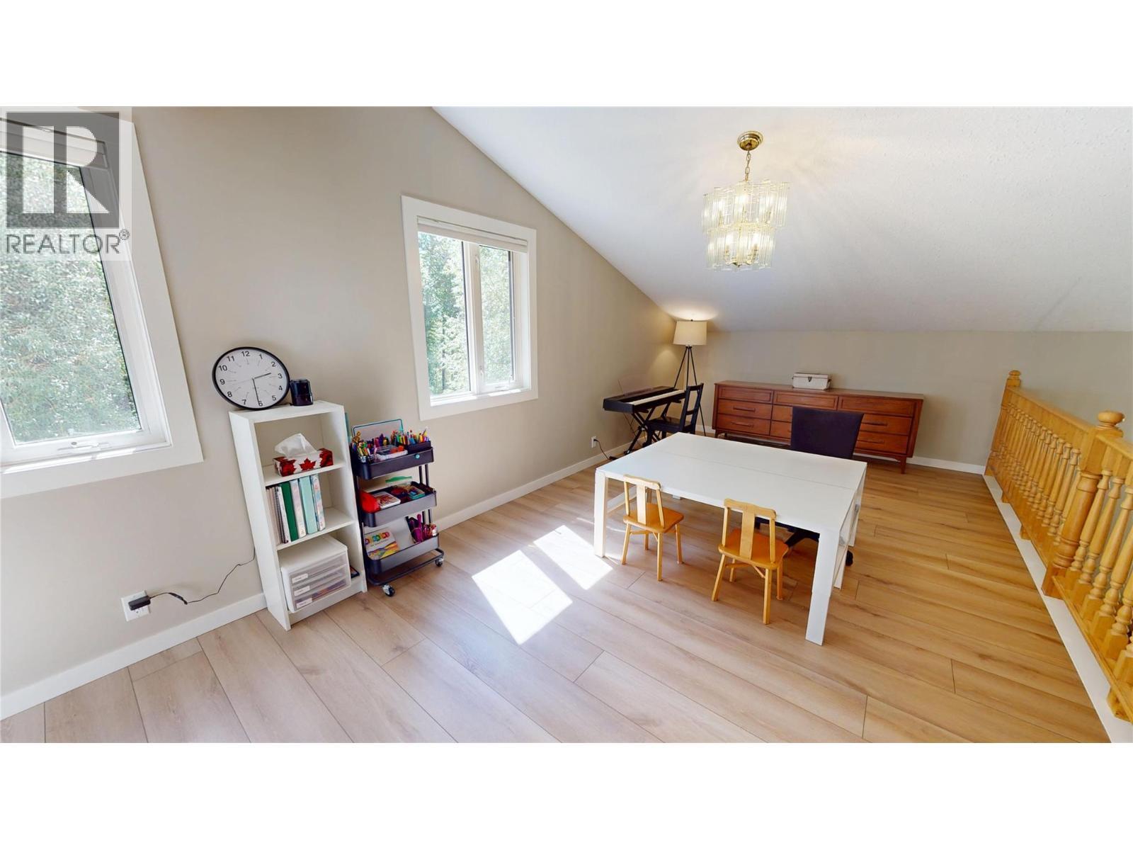 7392 8Th Avenue, Hosmer, BC - Indoor