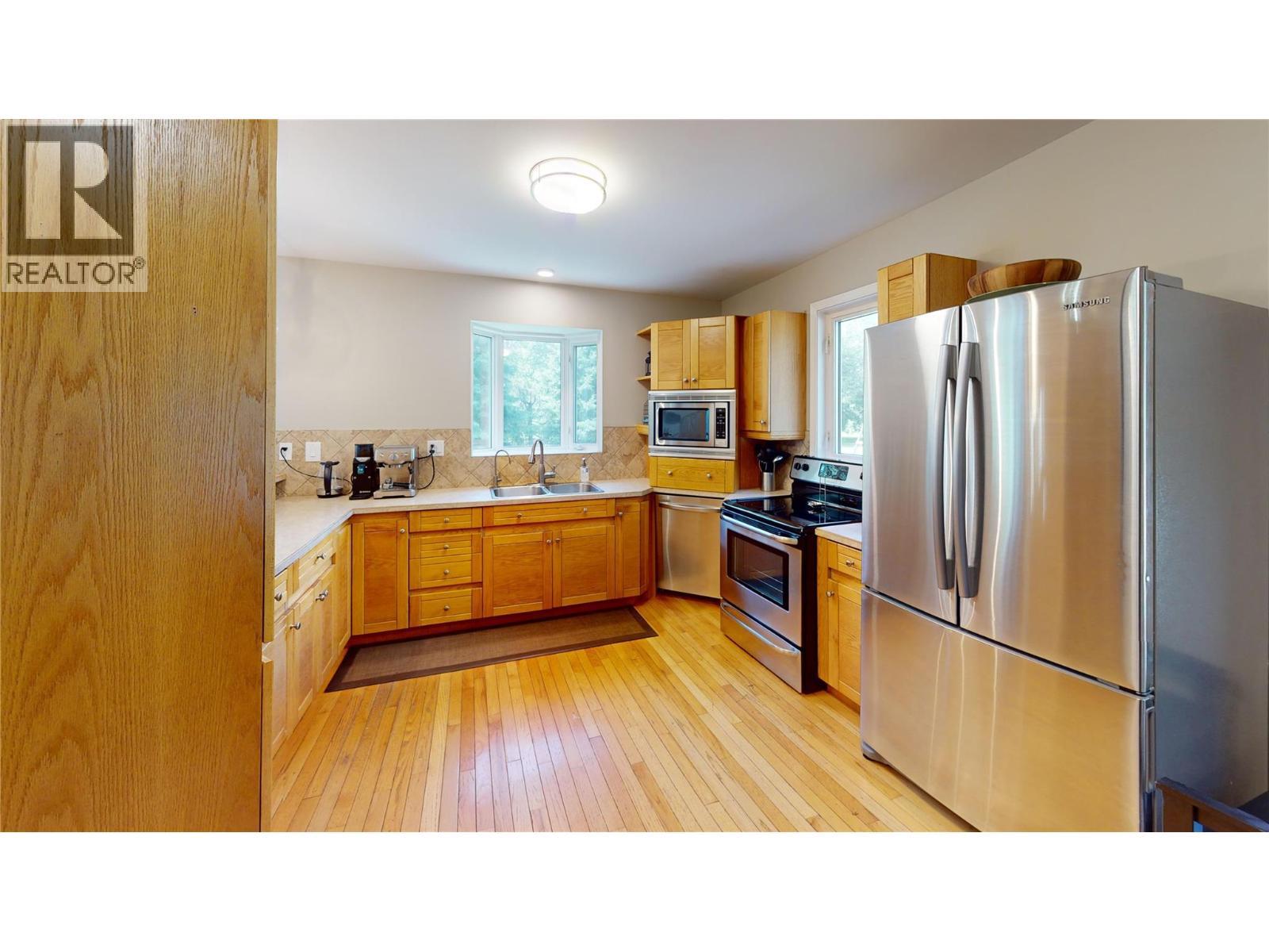 7392 8Th Avenue, Hosmer, BC - Indoor Photo Showing Kitchen With Double Sink