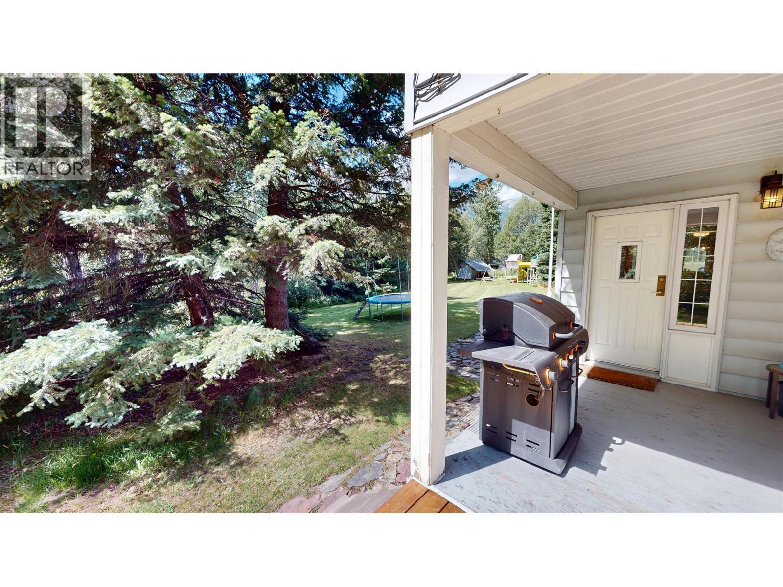 7392 8Th Avenue, Hosmer, BC - Outdoor With Exterior