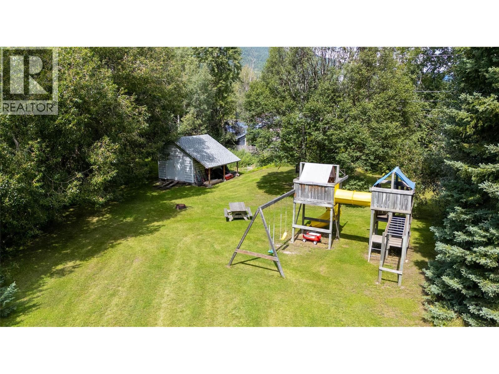 7392 8Th Avenue, Hosmer, BC - Outdoor